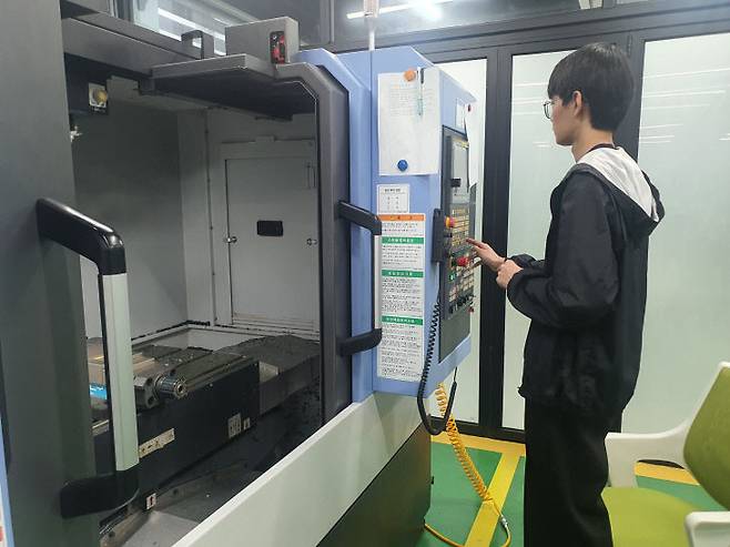 기계과 학생들이 절삭, 가공 실습을 진행하고 있다.