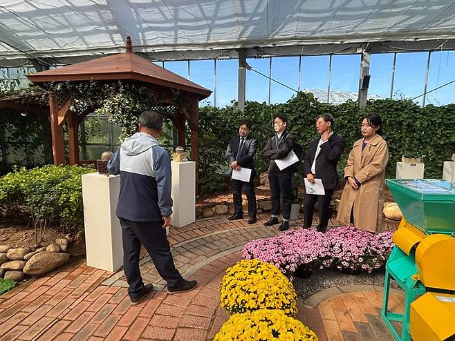 ‘2025 국제농업박람회’가 23일 나주에서 막을 올린다. 개막을 하루 앞두고 22일 열린 프레스데이에서 최정 전남농업기술원 차산업연구소장이 K-커피 홍보관 등 박람회 주요 프로그램을 설명하고 있다.