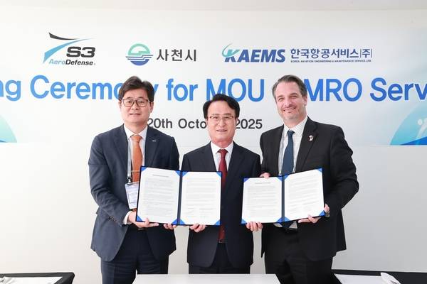 박동식 사천시장(가운데)이 한국항공서비스(KAEMS)와 S3 Aero Defense의 업무협약 체결식에 참석했다. /이영호 기자