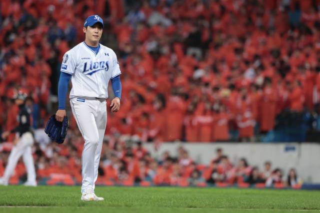 삼성 라이온즈의 원태인이 22일 대구에서 열린 프로야구 플레이오프 한화 이글스와의 4차전 5회초 3실점한 끝에 이닝을 겨우 끝낸 뒤 마운드를 내려오며 실망스런 표정을 짓고 있다. 삼성 제공