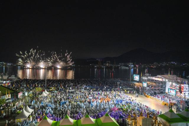 역사의 흐름을 바꾼 세계 4대 해전 중 하나로 평가받는 ‘한산해전’ 승전을 기념하는 축제 한마당 제64회 통영한산대첩축제 둘쨋날 경남 최대 규모 불꽃쇼가 통영의 밤하늘을 수놓았다. 부산일보DB