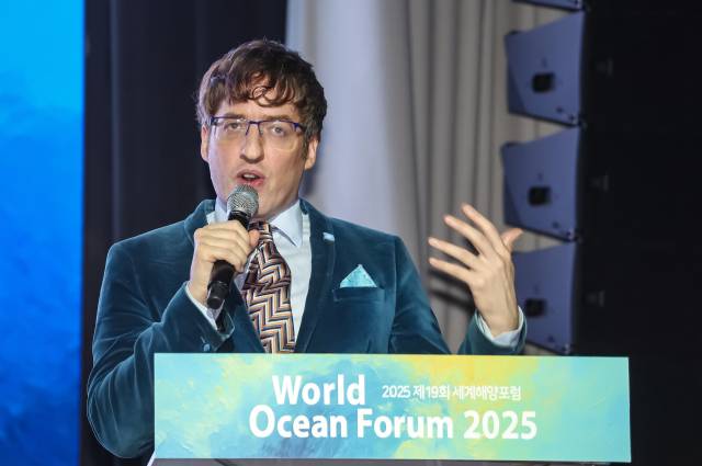 22일 제19회 세계해양포럼 개막식 기조연설에서 염재호(위) 태재대 총장과 해양미래학자 마틴 쾨링이 각각 주제 발표를 하고 있다. 김종진 기자 kjj1761@