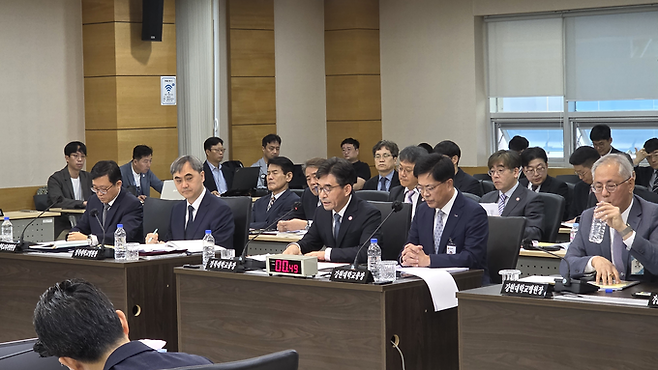 ▲ 허영우 경북대 총장이 22일 대구시교육청에서 열린 국회 교육위원회 국정 감사에 참여하고 있다.