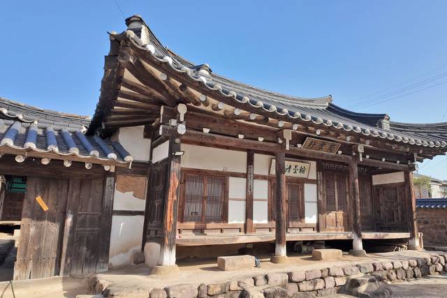 일제시대 애국지사이자 항일 시인인 오일도(1901∼1946) 선생의 생가. 경상북도 문화재자료 제248호로 지정된 곳이다. 생가는 'ㅁ'자형 뜰집으로 정침과 대문채의 2동으로 구성되어 있고, 정침의 규모는 정면 4칸, 측면 4칸의 홑처마 팔작집이다.