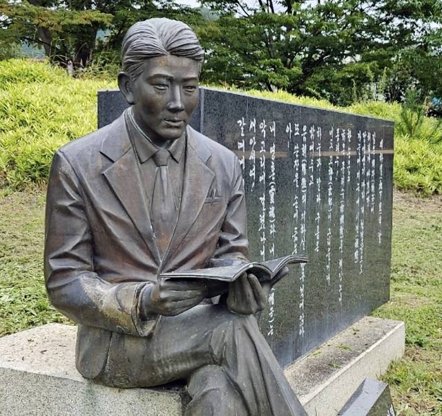 오일도 시공원 입구에 들어서면 책을 펼쳐 들고 앉아 있는 일도 오희병 시인의 동상과 '지하실의 달' 시비를 만날 수 있다.