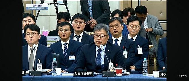 정신 전남대학교 병원장이 22일 전북 전주시 전북대학교 진수당에 열린 국회 교육위원회 국정감사에서 질의에 답변을 하고 있다. 국회방송 유튜브 갈무리