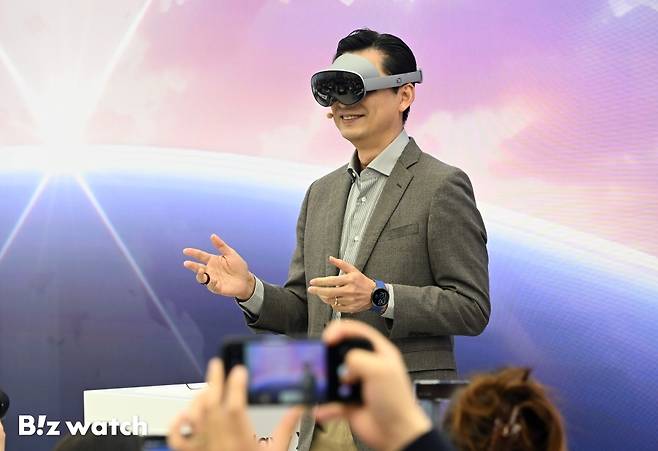 임성택 삼성전자 한국총괄장(부사장)이 22일 삼성 강남에서 열린 새로운 AI 경험을 제공하는 헤드셋 형태의 모바일 기기 '갤럭시 XR(Galaxy XR)'의 국내 출시 미디어데이에 참석해 갤럭시XR을 시연하고 있다./사진=이명근 기자 qwe123@