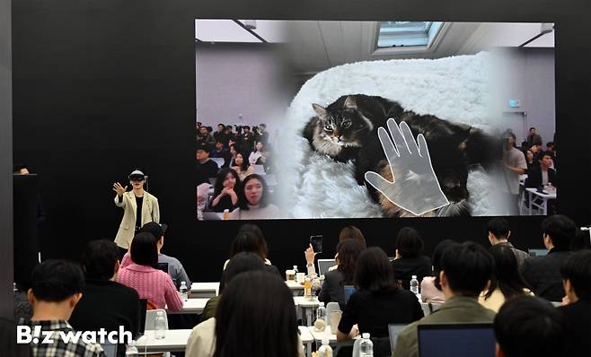 삼성전자가 22일 삼성 강남에서 새로운 AI 경험을 제공하는 헤드셋 형태의 모바일 기기 '갤럭시 XR(Galaxy XR)'의 국내 출시 미디어데이를 열고 있다./사진=이명근 기자 qwe123@