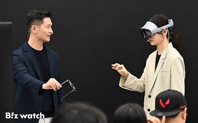 삼성전자가 22일 삼성 강남에서 새로운 AI 경험을 제공하는 헤드셋 형태의 모바일 기기 '갤럭시 XR(Galaxy XR)'의 국내 출시 미디어데이를 열고 있다./사진=이명근 기자 qwe123@