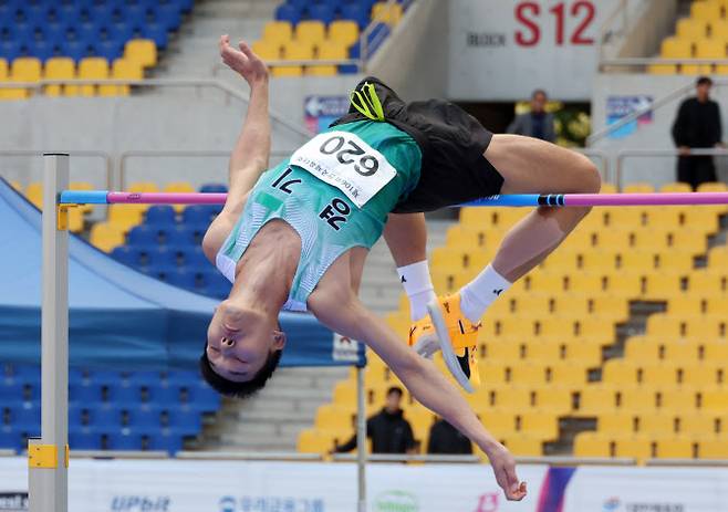 22일 부산 아시아드주경기장서 열린 제106회 전국체육대회 육상 남자 일반부 높이뛰기에서 우상혁(용인시청)이 두 번째 시도에서 2m 20을 가볍게 넘고 있다. 사진=연합뉴스
