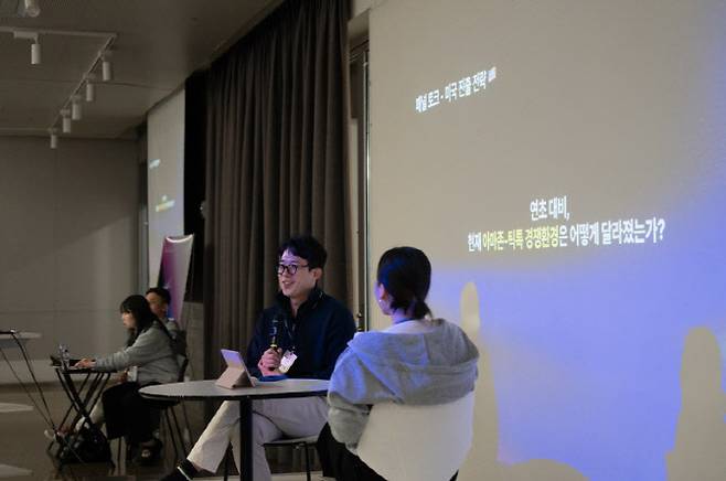 홍진석 라운드랩 이사가 안혜원 카카오벤처스 선임심사역과 대화를 나누고 있다.(사진=카카오벤처스)