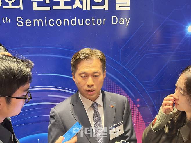 22일 서울 그랜드 인터컨티넨탈 서울 파르나스에서 열리는 ‘제18회 반도체의 날’을 앞두고 곽노정 SK하이닉스 사장이 취재진들의 질문에 답하고 있다. (사진=박원주 기자)