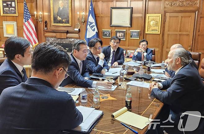 김용범 대통령실 정책실장과 김정관 산업통상자원부 장관이 16일(현지시간) 미국 워싱턴 D.C. 상무부 회의실에서 하워드 러트닉(Howard Lutnick) 미 상무부 장관과 면담을 갖고 한미 관세협상 현안을 논의하고 있다. (산업통상자원부 제공. 재판매 및 DB 금지) 2025.10.19/뉴스1