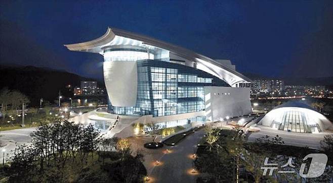 10월 28일~31일 아시아·태평양경제협력체(APEC) CEO 서밋이 열리는 경주 예술의 전당 모습. APEC 회원국 정상급 인사 16명과 글로벌 기업 최고경영자(CEO) 등 1700여 명이 20개 세션에 참여하며 글로벌 핵심 이슈들을 논의할 예정이다.(경주시 제공)