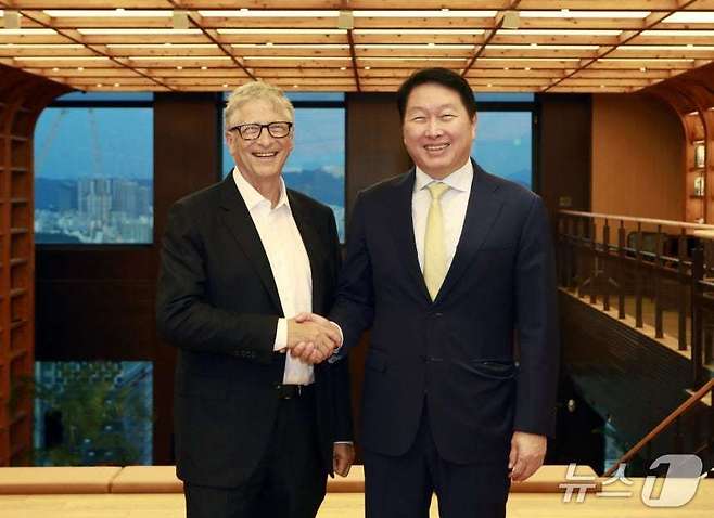 최태원 SK 회장(사진 오른쪽)과 빌 게이츠 게이츠재단 이사장이 21일 서울 종로구 SK서린빌딩에서 악수를 하고 있다.(SK그룹 제공)