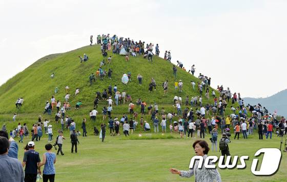 9일 오후 경북 경주시 동부사적지 내 신라왕경경유적지 일원에서 열린 '2017신라임금 이발하는 날' 행사에 참가한 시민과 관광객들이 벌초를 하고 있다.2017.9.9/뉴스1 ⓒ News1 최창호 기자