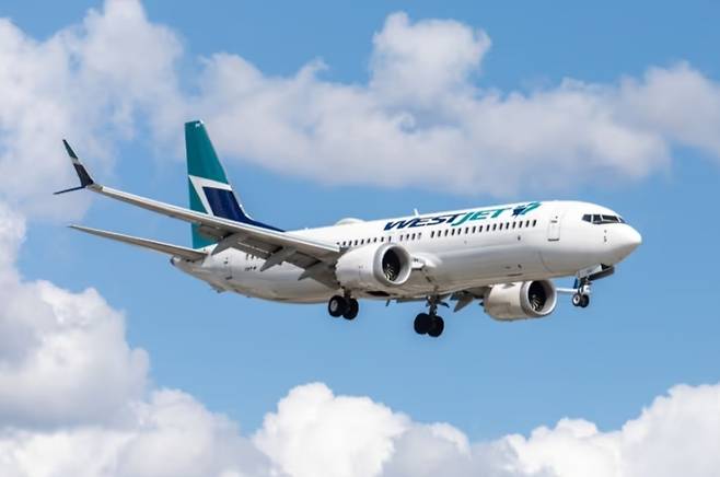 (이스트젯 항공기. 데일리하이브 밴쿠버 sockagphoto/Shutterstock)