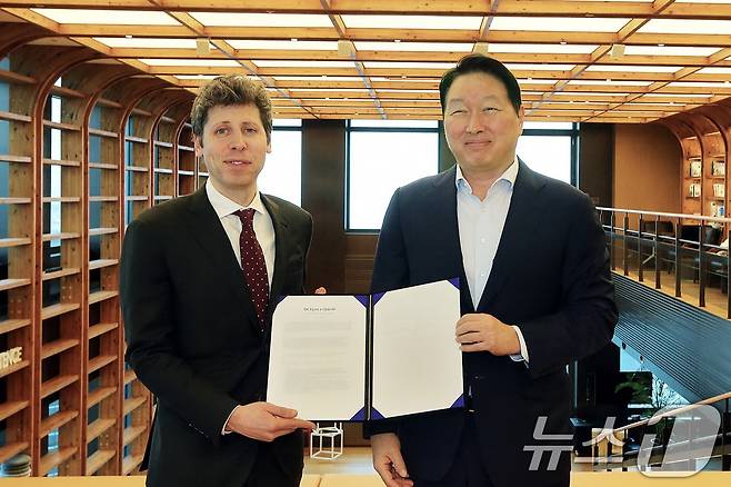 최태원 SK그룹 회장과 샘 올트먼 오픈AI 최고경영자(CEO)가 1일 서울 종로구 SK서린빌딩에서 메모리 공급 의향서(Memory Supply LOI) 및 서남권 AI 데이터센터 협력에 관한 양해각서(MOU)를 체결한 뒤 기념촬영을 하고 있다. (SK그룹 제공. 재판매 및 DB 금지) 2025.10.1/뉴스1
