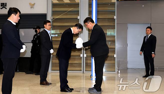 안중만 경북경찰청 형사기동대장이 21일 오전 인천국제공항 제2터미널 입국장에서 지난 8월 캄보디아 보코산 지역 온라인스캠범죄단지에 감금, 고문 끝에 숨진 대학생 박모씨(22)의 유해를 송환받고 있다. 2025.10.21/뉴스1 ⓒ News1 이호윤 기자