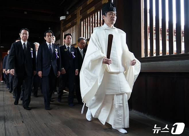 23�� �Ϻ� ���� �߽����� �Ż翡�� '���Բ� �߽����ϸ� �����ϴ� ��ȸ�ǿ� ����' �Ҽ� ��ȸ�ǿ� 94���� ���� ���迡 �����ߴ�. 2024.04.23/  AFP=����1  News1 ������ ����