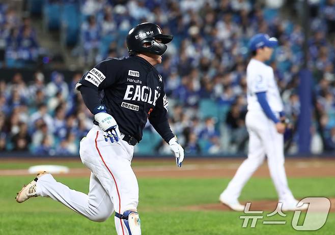 22일 대구삼성라이온즈파크에서 열린 2025 신한 SOL뱅크 KBO 포스트시즌 플레이오프 4차전 한화 이글스와 삼성 라이온즈의 경기, 한화 문현빈이 1회초 1사 1루 상황에서 1타점 2루타를 치고 있다. ⓒ News1 김성진 기자