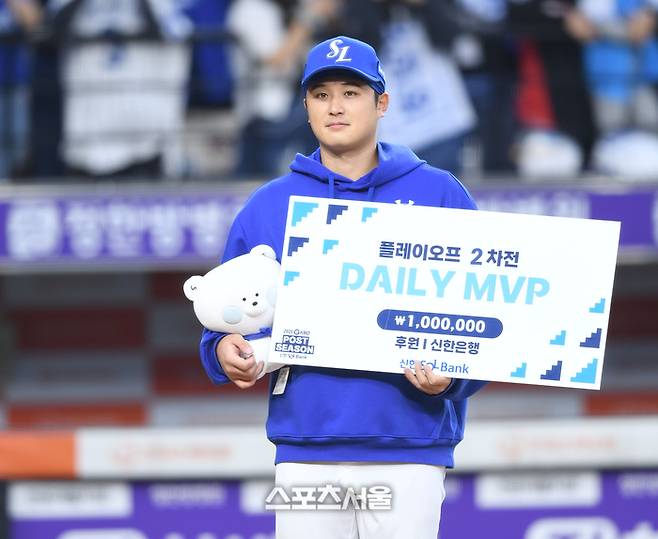 삼성 최원태가 19일 대전 한화생명볼파크에서 열린 2025 KBO 포스트시즌 플레이오프 2차전 한화와 경기 후 데일리MVP로 선정된 후 포즈를 취하고 있다. 대전 | 최승섭기자 thunder@sportsseoul.com