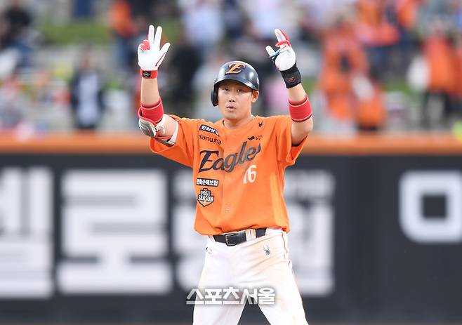 한화 하주석이 19일 대전 한화생명 볼파크에서 열린 2025 KBO 포스트시즌 플레이오프(PO) 2차전 삼성과 경기 9회말 1사 2루타를 친 후 세리머니를 하고 있다. 대전 | 최승섭 기자 thunder@sportsseoul.com