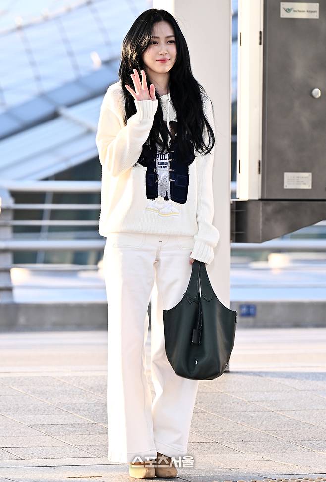 있지(ITZY) 류진, 공항 패션으로 선보인 우아한 올화이트 룩··· 심플함 속 세련미 돋보이는 스타일링