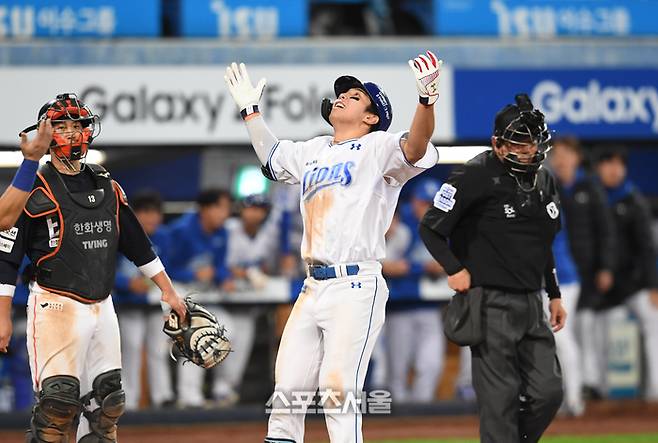 삼성 김영웅이 22일 대구 삼성라이온즈파크에서 열린 2025 KBO리그 한화와 플레이오프 4차전 6회말 1사 1-3루 상황에서 한화 김서현을 상대로 동점 3점 홈런을 친 뒤 세리머니를 하고 있다. 대구 | 박진업 기자 upandup@sportsseoul.com