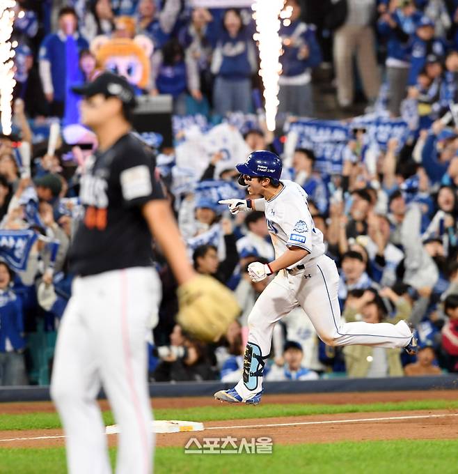 삼성 김영웅이 22일 대구 삼성라이온즈파크에서 열린 2025 KBO리그 한화와 플레이오프 4차전 6회말 1사 1-3루 상황에서 한화 김서현을 상대로 동점 3점 홈런을 친 뒤 베이스를 돌고 있다. 대구 | 박진업 기자 upandup@sportsseoul.com