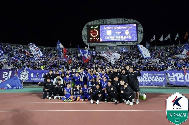 수원삼성 선수단. /사진=한국프로축구연맹