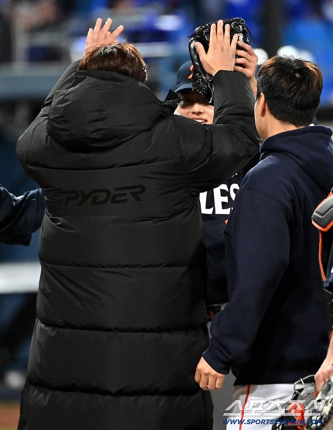 경기를 끝낸 문동주를 맞이하는 류현진, 두 손을 높이 들어 하이파이브를