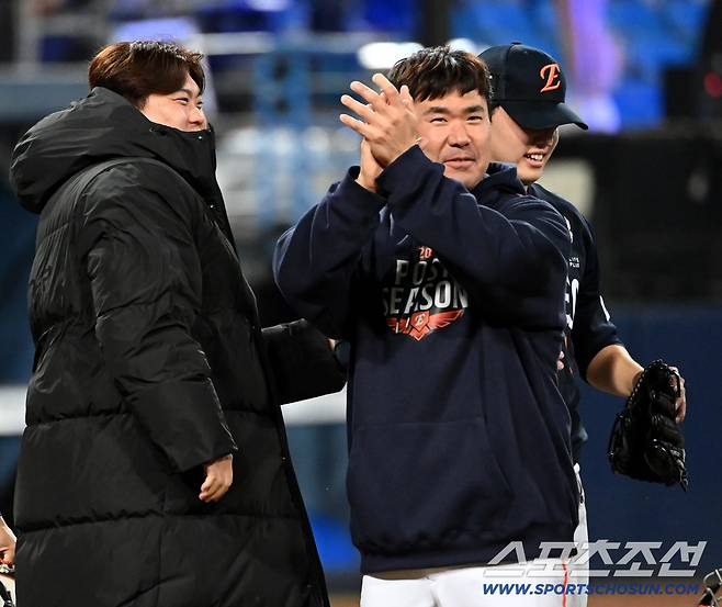 동주야 고맙다! 승리가 기쁜 류현진의 미소