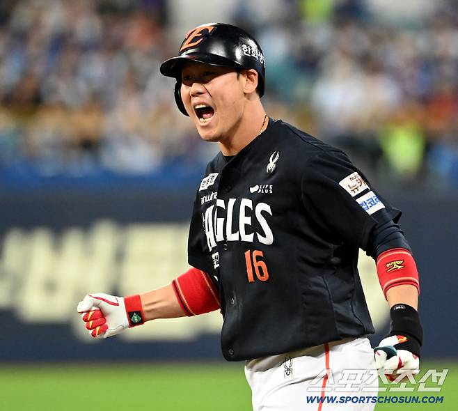 21일 대구 삼성라이온즈파크에서 열린 한화와 삼성의 플레이오프 3차전, 2회초 한화 하주석이 기습번트로 내야안타를 성공한 후 기뻐하고 있다. 대구=허상욱 기자wook@sportschosun.com/2025.10.21/