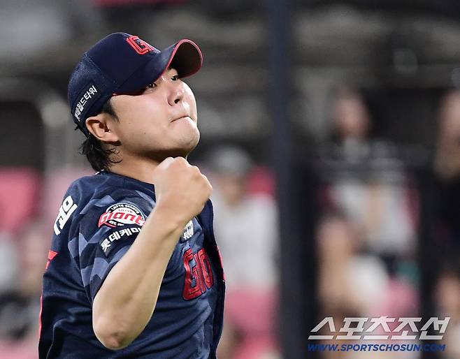 3일 수원 케이티위즈파크에서 열린 KT와 롯데의 경기. 7회말 2사 만루. 실점 위기 넘기고 포효하는 롯데 정철원. 수원=송정헌 기자songs@sportschosun.com/2025.09.03/