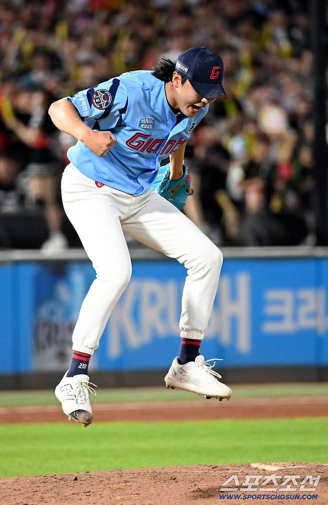 7일 부산 사직야구장에서 열린 KIA와 롯데의 경기, 7회초 2사 롯데 정철원이 KIA 한준수를 삼진처리하며 이닝을 끝낸 후 환호하고 있다. 부산=허상욱 기자wook@sportschosun.com/2025.08.07/