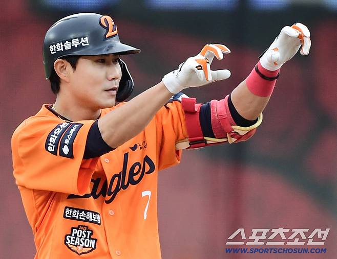 18일 대전 한화생명볼파크에서 열린 삼성과 한화의 PO 1차전. 6회말 선두타자 2루타를 날린 한화 심우준. 대전=송정헌 기자songs@sportschosun.com/2025.10.18/