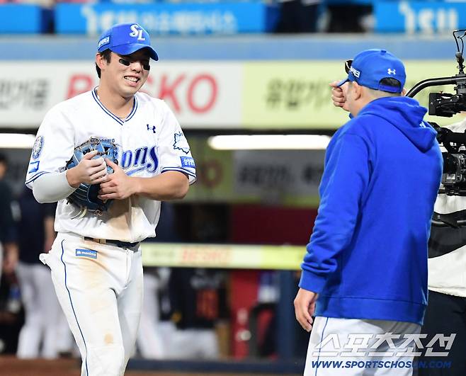 22일 대구 삼성라이온즈파크에서 열린 삼성과 한화의 PO 4차전. 삼성이 한화이 승리했다. 경기 종료 후 김영웅과 하이파이브를 나누고 있는 삼성 박진만 감독. 대구=송정헌 기자songs@sportschosun.com/2025.10.22/