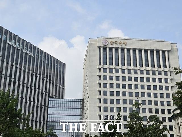 9월 생산자물가가 한 달 만에 비교적 큰 폭으로 오르며 물가 재자극 신호를 보인 점도 인하 재개를 미루게 할 요인으로 지목된다. 사진은 한국은행. /이선영 기자