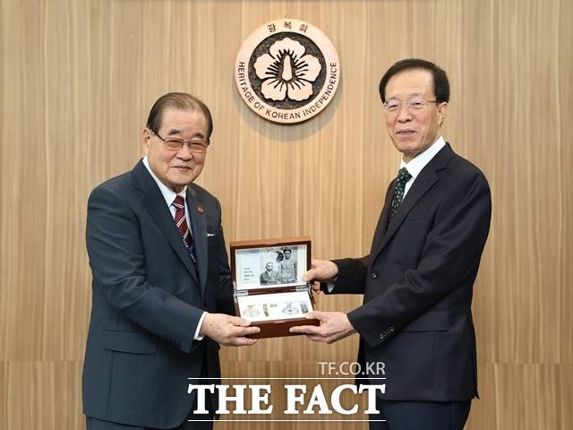 이석연 대통령직속 국민통합위원회 위원장은 22일 오전 이종찬 광복회장을 예방하고 국민통합에 대한 조언을 구했다. /국민통합위원회