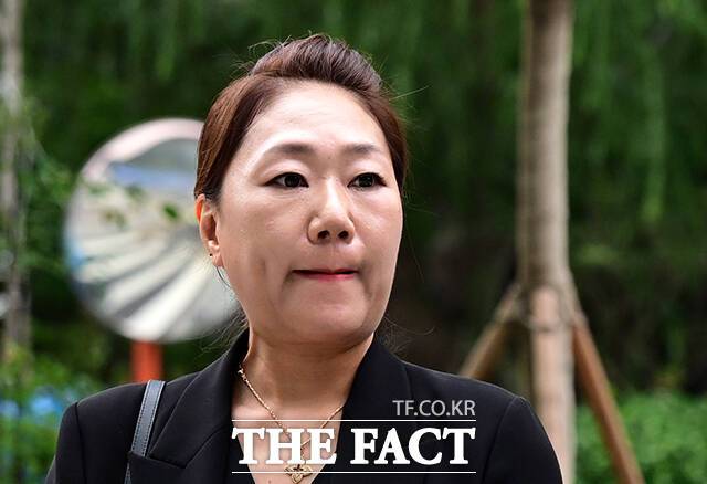 명태균 의혹 사건의 폭로자 강혜경 씨가 16일 오전 서울 종로구 KT 광화문 빌딩 웨스트에 마련된 김건희 특검(특별검사 민중기)에 참고인 신분으로 출석하고 있다. /임영무 기자