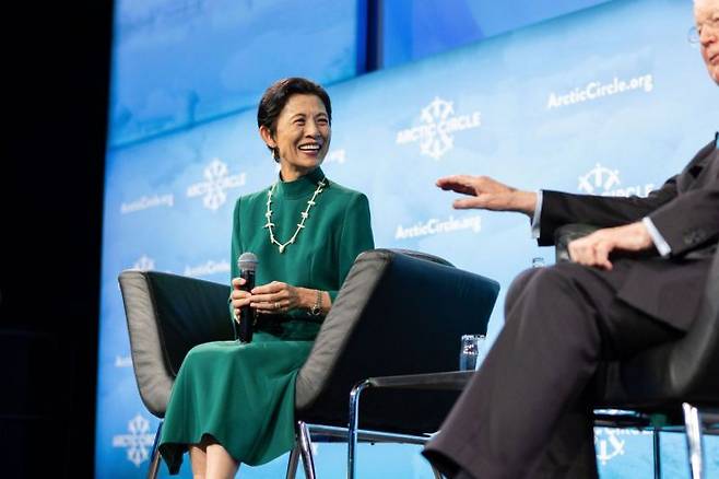 다카마도노미야비가 올라퓌르 그라그나르 그림손 의장 주도 하에 관객과 대화에 참여하고 있다. 북극서클