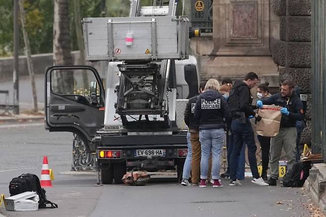 도난 사고가 발생한 루브르박물관 주변에서 경찰이 수사를 벌이고 있다. AP연합뉴스