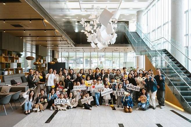 퍼시스그룹 임직원 및 임직원 자녀들이 18일 서울 송파구 본사에서 진행된 패밀리 워크숍을 마치고 기념촬영을 하고 있다. 퍼시스그룹