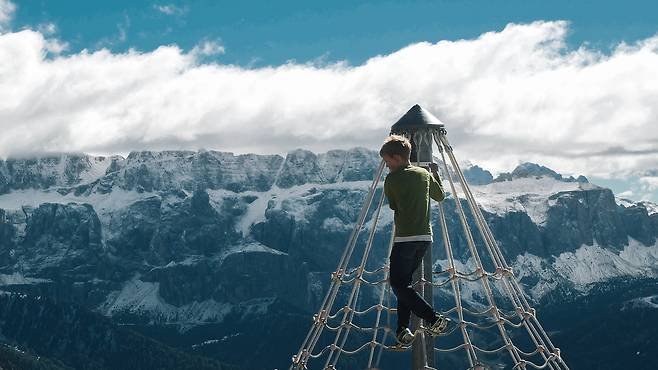 세체다 인근 산장 놀이터에서 어린이가 그물 놀이기구를 타고 있다. / 고운호 기자