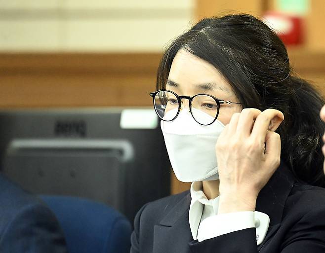 김건희 여사가 지난달 24일 서울 서초동 서울중앙지법에서 열린 재판에 출석하고 있다./뉴스1