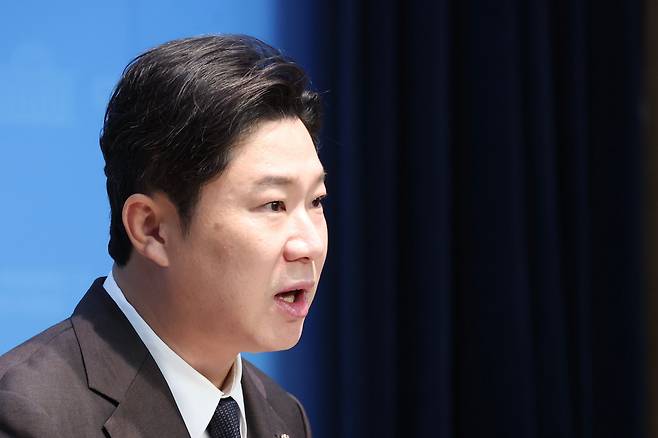 진종오 국민의힘 의원이 30일 오전 서울 여의도 국회 소통관에서 기자회견을 열고 '민주당의 종교단체 신도 3천명 경선 활용 시도 의혹'을 제기하고 있다. /뉴시스