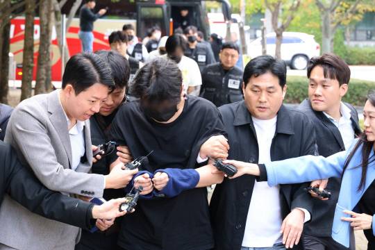 20일 오후 충남경찰청에서 사기 혐의로 수사받는 캄보디아 송환 피의자들이 충남 홍성 대전지법 홍성지원에서 구속 전 피의자심문(영장실질심사)을 받기 위해 법원에 들어서는 모습. 연합뉴스
