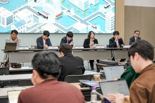 장정아 아주대학교 교수와 유민상 오토노머스에이투지 상무, 허재호 HL로보틱스 팀장, 이성훈 국토교통부 자율주행정책과 서기관, 김제석 퓨처드라이브 대표, 오종훈 한국자동차기자협회 고문이 22일 오후 대구 엑스코에서 한국자동차기자협회와 지능형자동차부품진흥원 주최로 열린 '자율주행 서비스의 미래와 현실' 심포지엄에서 토론하고 있다. ⓒ한국자동차기자협회