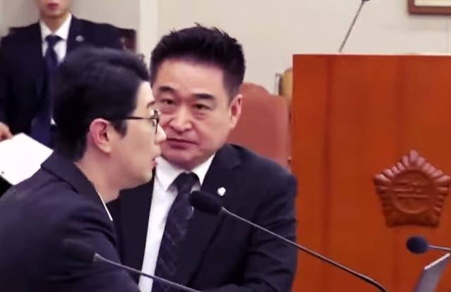 국회 법제사법위원회(법사위) 국정감사장에서 최혁진 무소속 의원이 옆자리에서 질의하는 주진우 국민의힘 의원을 빤히 바라보고 있다. [유튜브 방송화면]